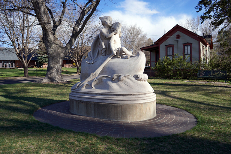 Wynken, Blynken and Nod statue